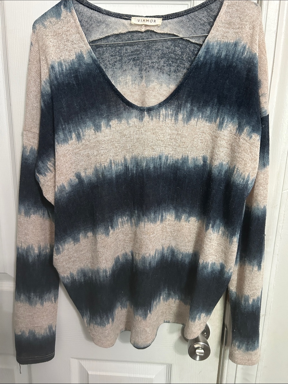 Viamor Women's Tie-Dye Stripe V-Neck Sweater in Blue & Cream